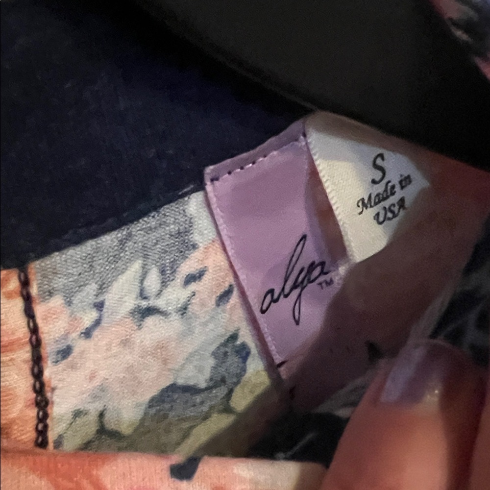 Francesca's Collections Navy and Pink Floral Blouse - Picture 4 of 6